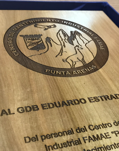 reconocimiento de madera grabada con caja