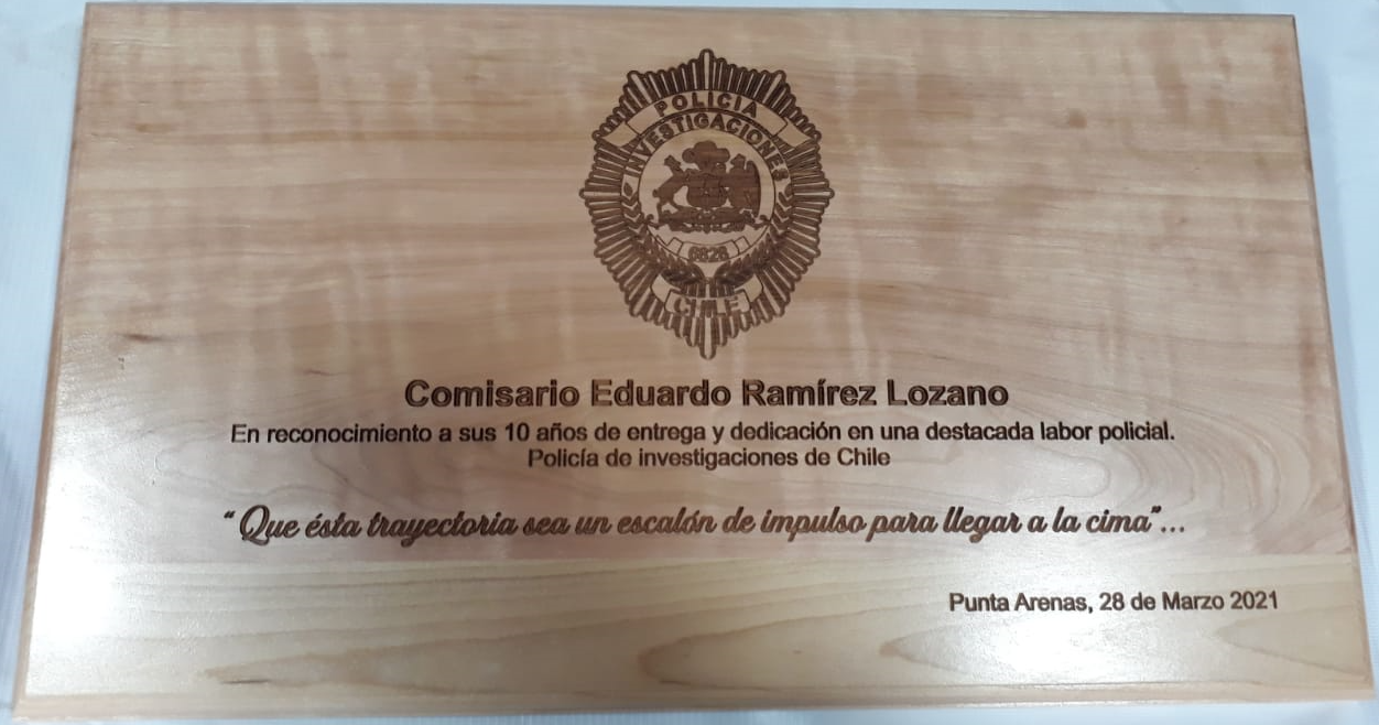 placa madera grabada con laser reconocimiento